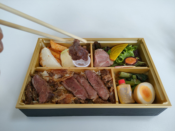 まずはお肉をパクリ！