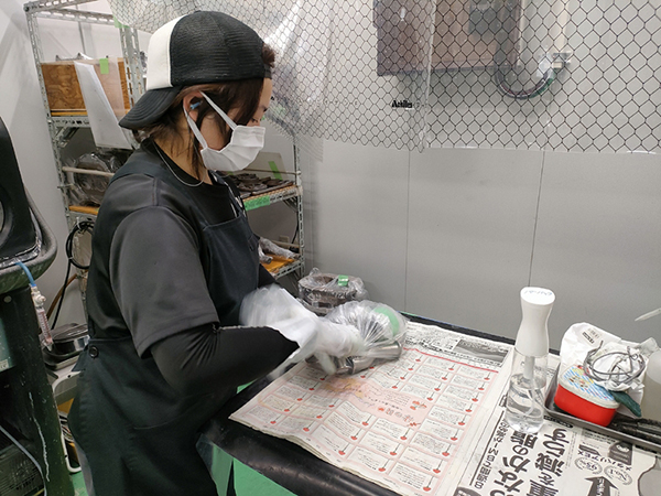 製品を丁寧に梱包。