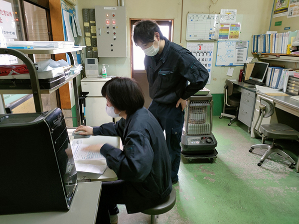 スタッフ間で確認作業。